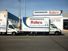 Mudanzas Rubra camiones en exterior de la empresa