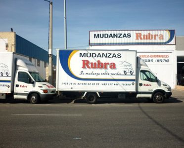 Mudanzas Rubra camiones en exterior de la empresa
