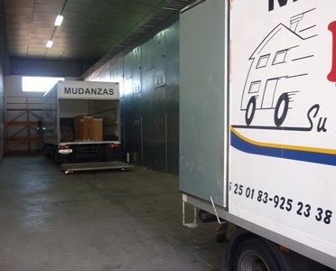 Mudanzas Rubra camiones de mudanza estacionados